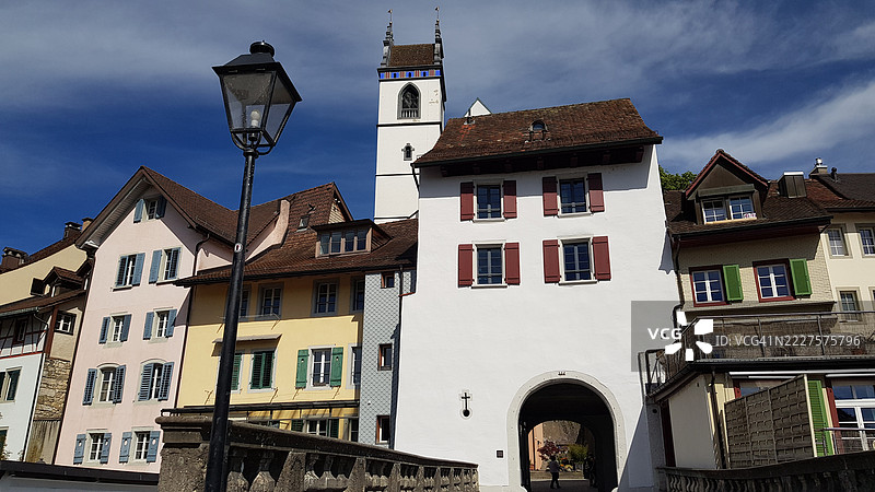 低角度视图的建筑与天空，阿劳，阿尔高，瑞士图片素材