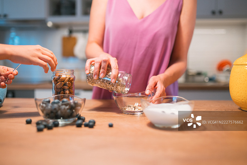 家庭早餐布置，木桌上摆放着新鲜水果和酸奶图片素材