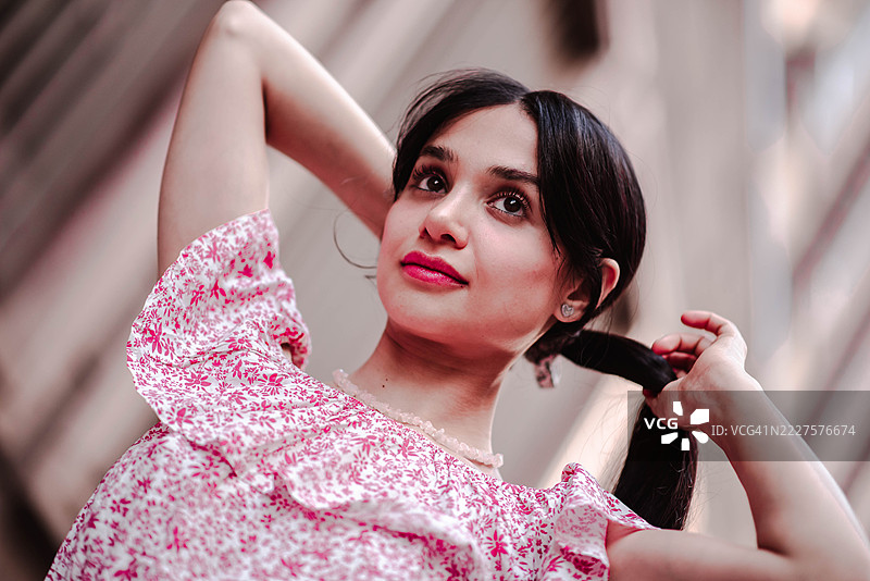 意大利皮埃蒙特诺瓦拉的美丽年轻女子肖像图片素材