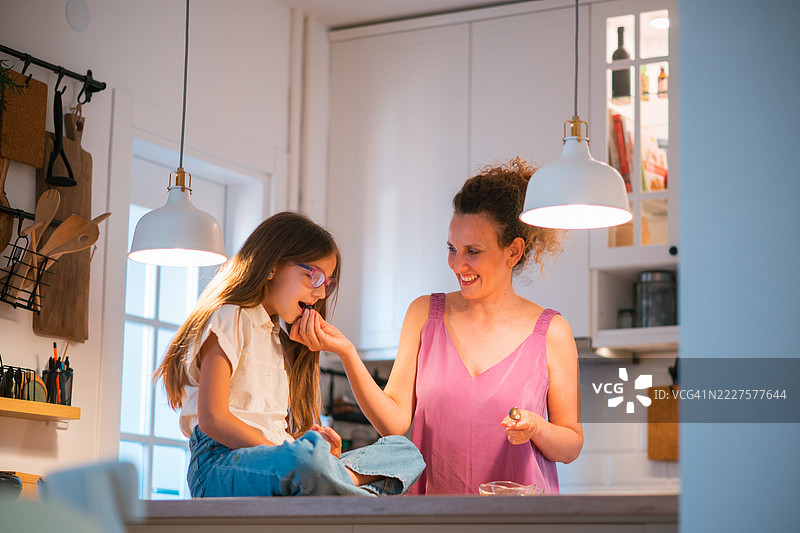 家庭早餐布置，木桌上摆放着新鲜水果和酸奶图片素材