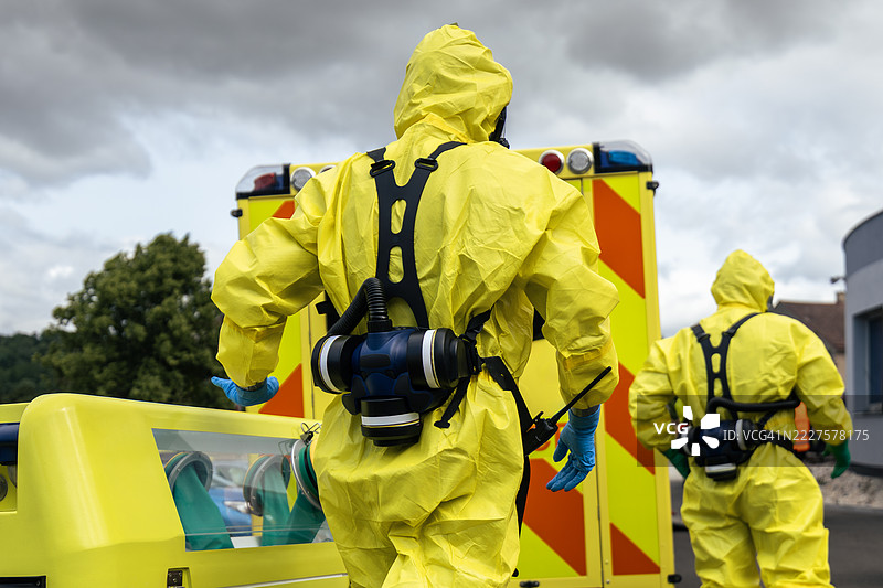 捷克共和国的生物危害紧急医疗服务团队穿着防护服图片素材