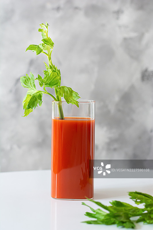 带芹菜棒的血腥玛丽鸡尾酒，背景明亮，健康的番茄汁图片素材