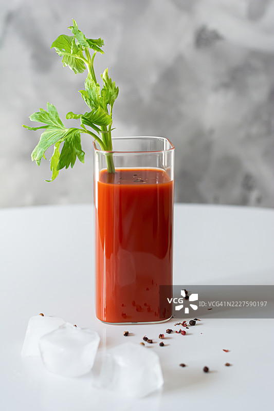 带芹菜棒的血腥玛丽鸡尾酒，背景明亮，健康的番茄汁图片素材