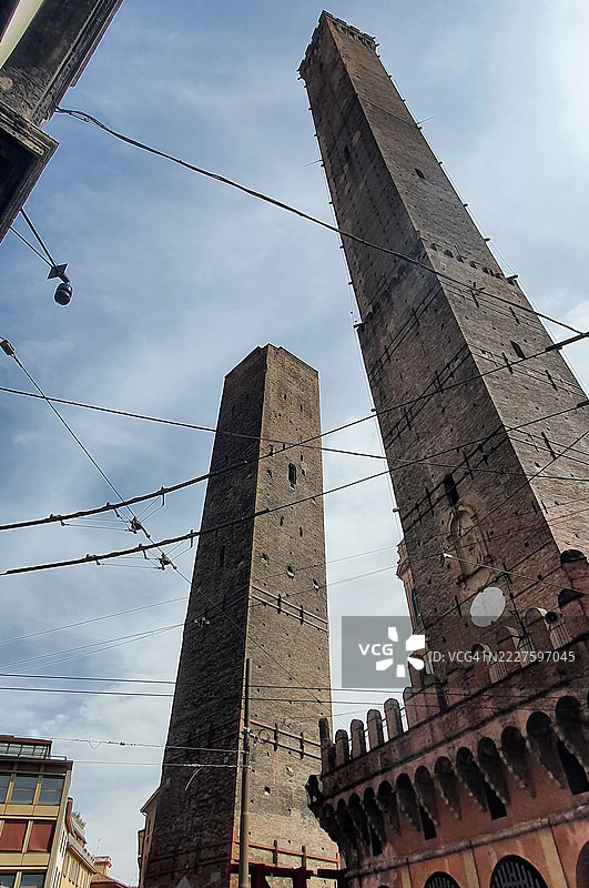 意大利博洛尼亚的两座塔（加里森达塔和阿西内利塔）图片素材