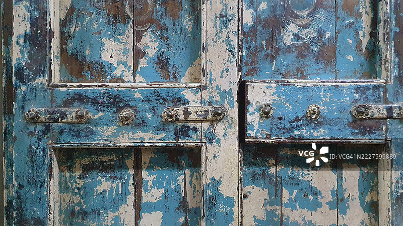 生锈的死锁闩在蓝色古老的木门上图片素材