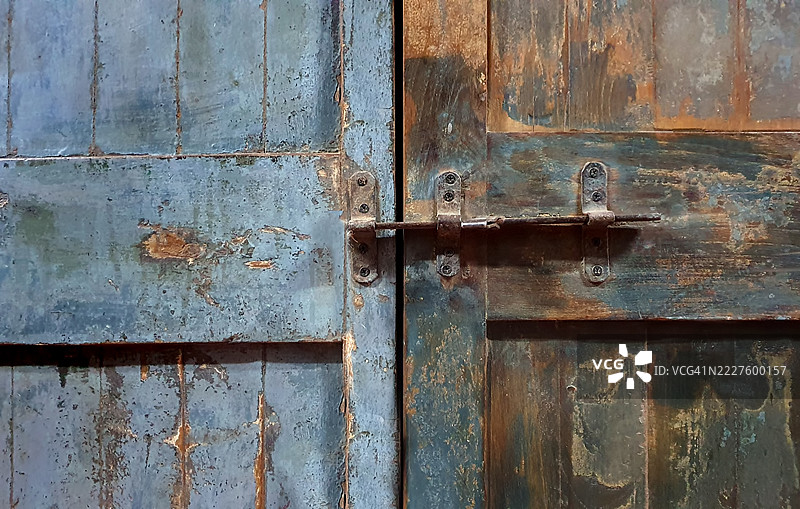 古老木门上的生锈死锁闩图片素材