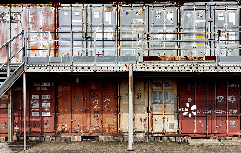 生锈的旧货运集装箱图片素材