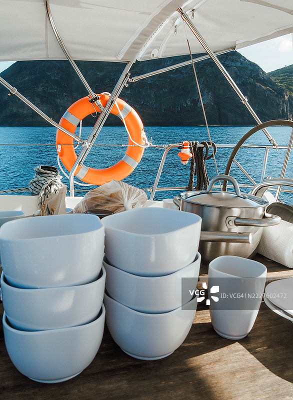 白色碗和游艇甲板上的海景图片素材