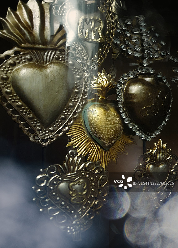 天主教教堂内神龛里的银色许愿牌图片素材