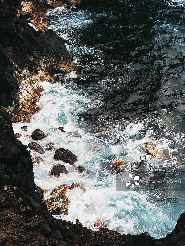 火山悬崖上的海浪拍击，亚速尔群岛图片素材