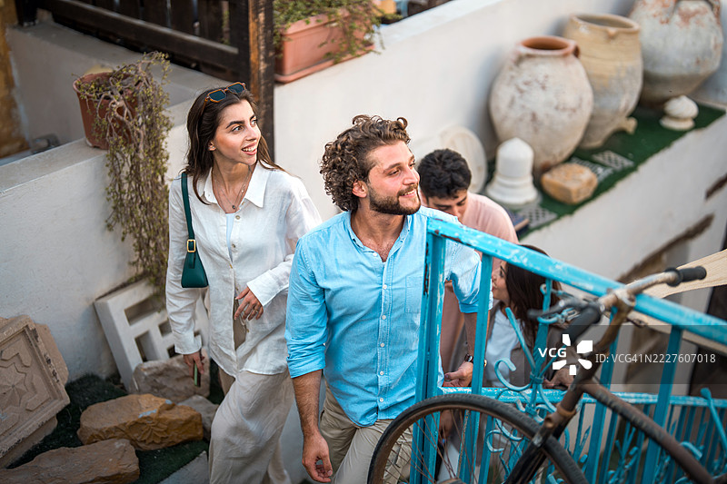 年轻的阿拉伯朋友们在阿尔巴拉德的艺术商店里兴奋地探索图片素材