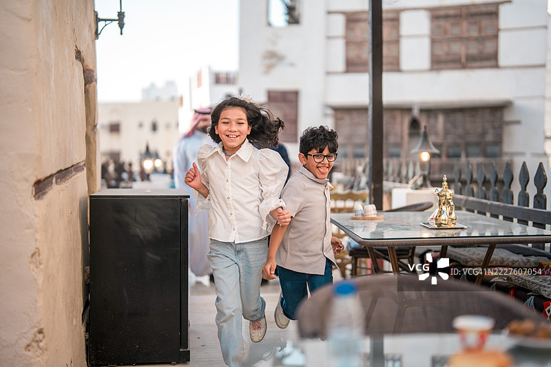 兴奋的孩子们在历史悠久的阿尔巴拉德餐厅环境中奔跑图片素材