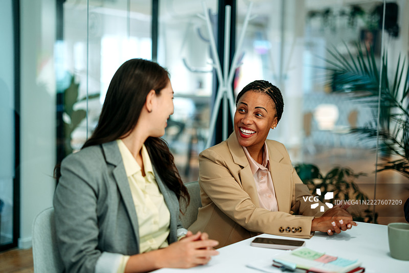 两位女商人在会议室交谈图片素材