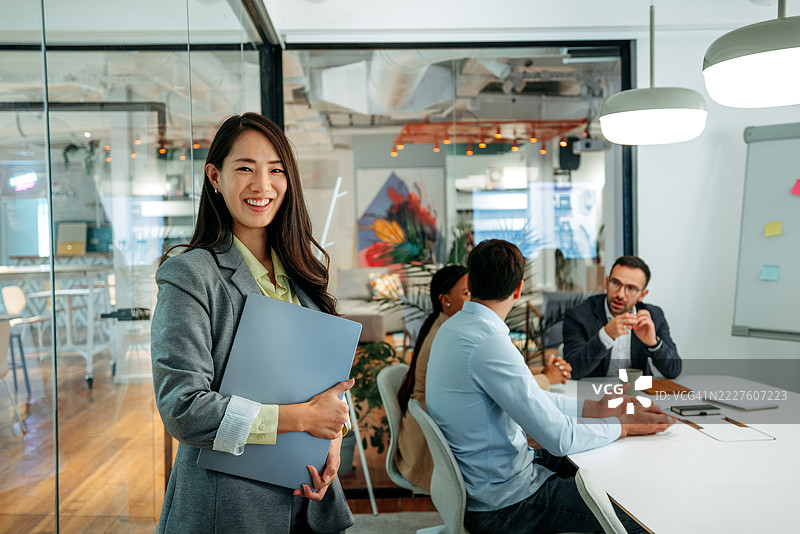 穿着得体的女商人在现代会议室中摆姿势图片素材
