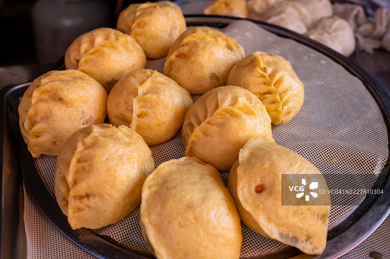 刚蒸好的饺子在网架上冷却图片素材