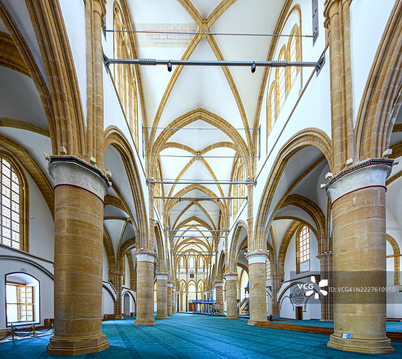 尼科西亚的“塞利米耶”清真寺内部(前身为“圣索非亚大教堂”),这是一座在奥斯曼征服塞浦路斯后改建为清真寺的哥特式教堂,位于北塞浦路斯的尼科西亚。图片素材