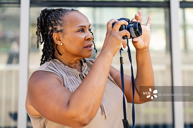 退休老年人使用胶卷相机图片素材