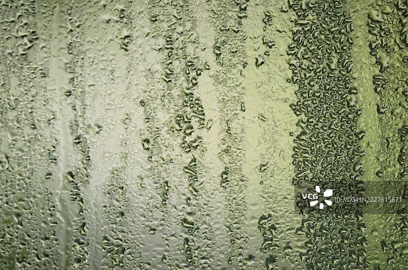 哥斯达黎加热带降雨时窗玻璃上的雨滴图片素材