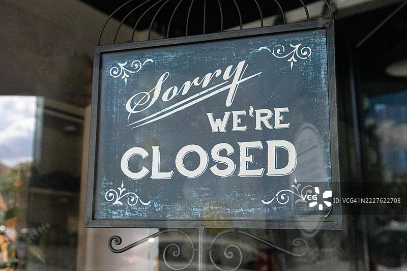 抱歉，我们已关闭的标志在商店窗户上图片素材