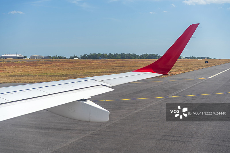 机场与飞机机翼在蓝天之下图片素材