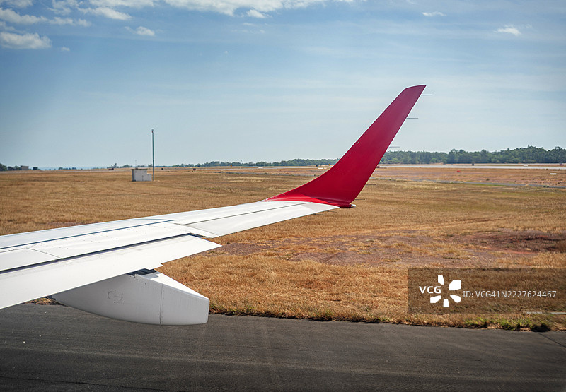 机场与飞机机翼在蓝天之下图片素材