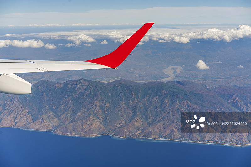 海岸山脉与飞机机翼图片素材