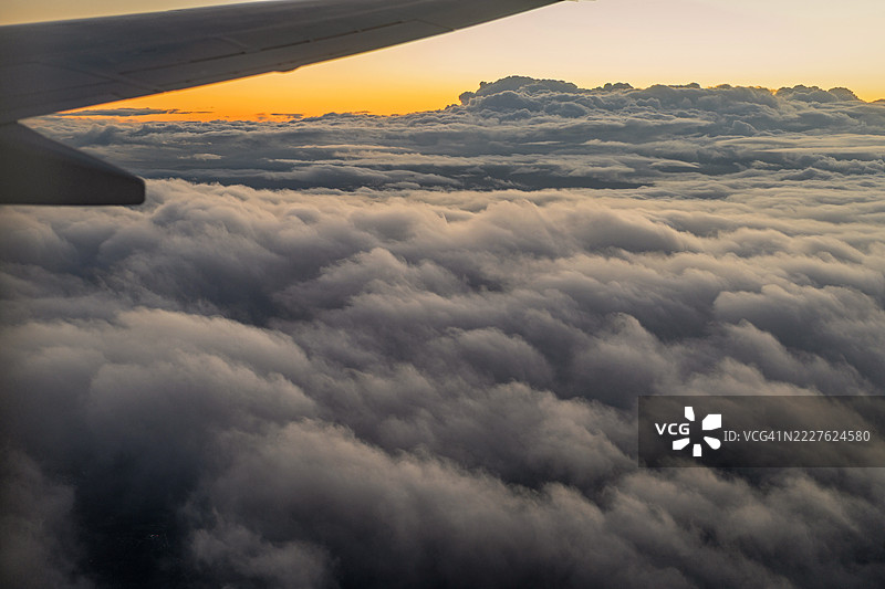 黄昏时分云层上空的航空旅行图片素材