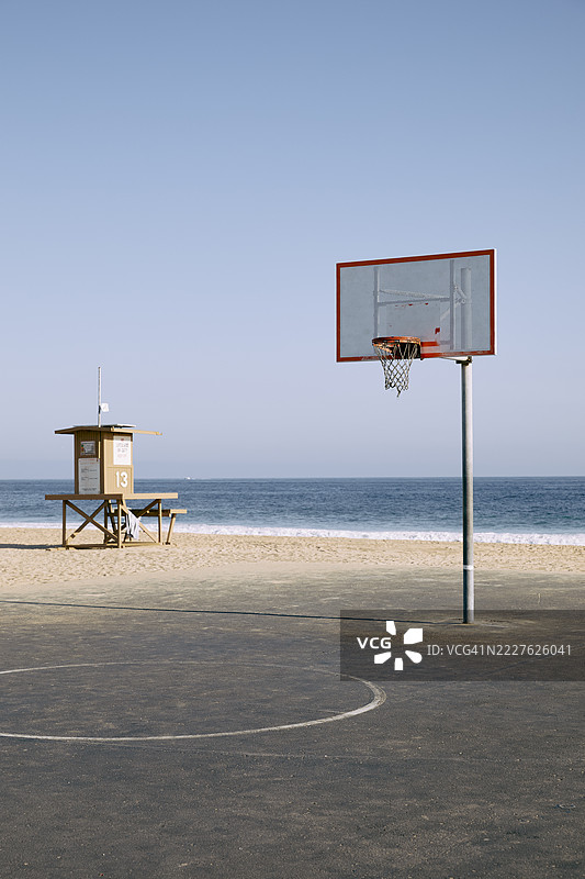 纽波特海滩的公共篮球场和海边的救生员站图片素材