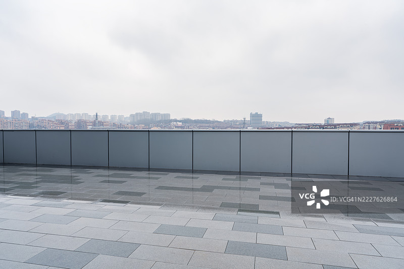 雨天的空旷市中心广场图片素材