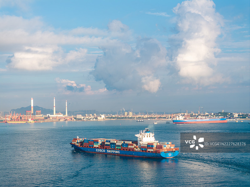 无人机视角下的中远海运集装箱船在青岛前湾集装箱码头前航行图片素材