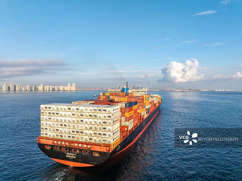 货船MARIA Y在青岛城市天际线前航行图片素材