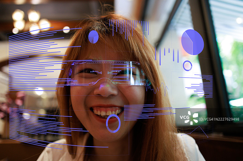 亚洲女性使用人工智能驱动的虚拟现实眼镜图片素材