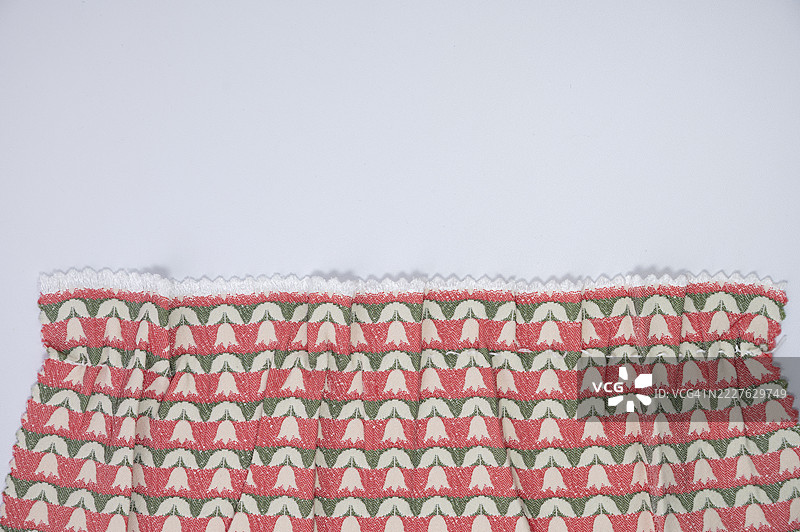 带有蕾丝边的红、白、绿条纹面料，背景为白色。图片素材