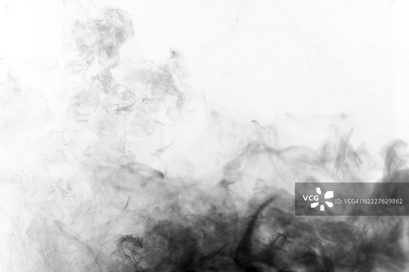 黑色烟雾与白色背景图片素材