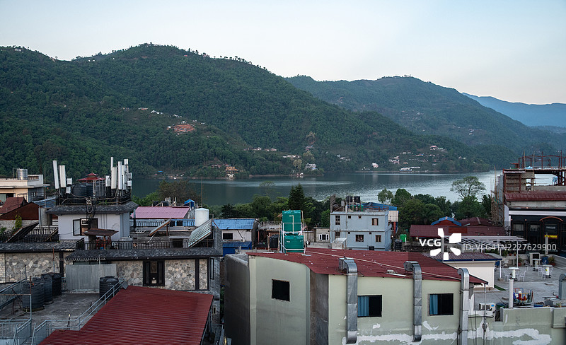 从尼泊尔博卡拉酒店屋顶俯瞰的费瓦湖风景，费瓦湖是尼泊尔第二大湖泊，也是最受欢迎的湖泊。图片素材