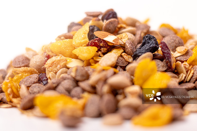 健康早餐，色彩缤纷的脆麦片和干果混合搭配图片素材