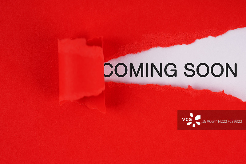 即将到来的文字在红色撕裂纸上图片素材
