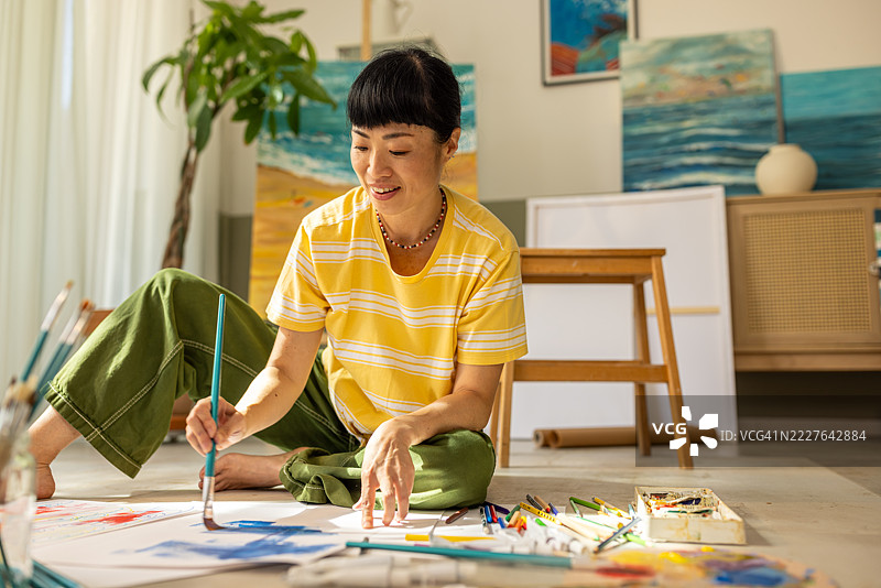 女性在明亮的工作室空间中绘画图片素材