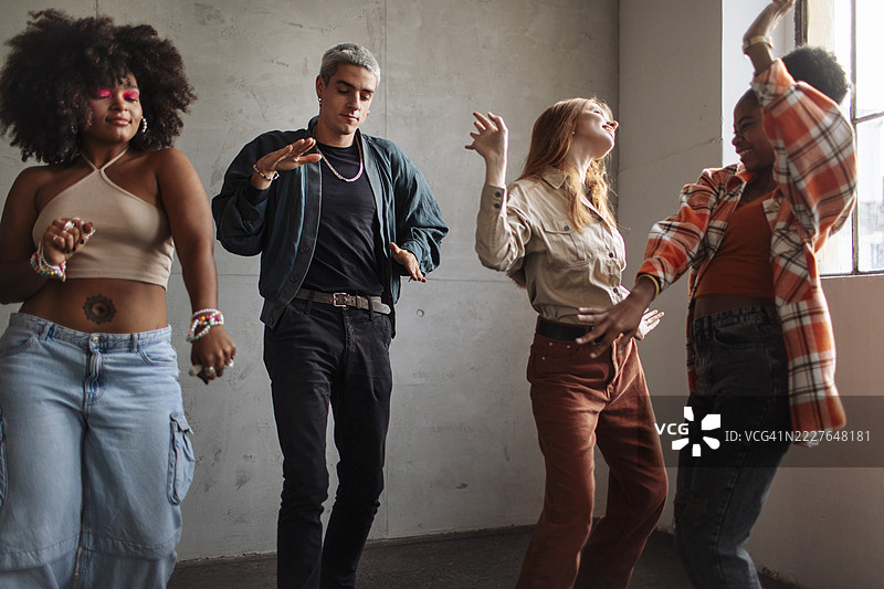 独特的朋友们在跳舞图片素材