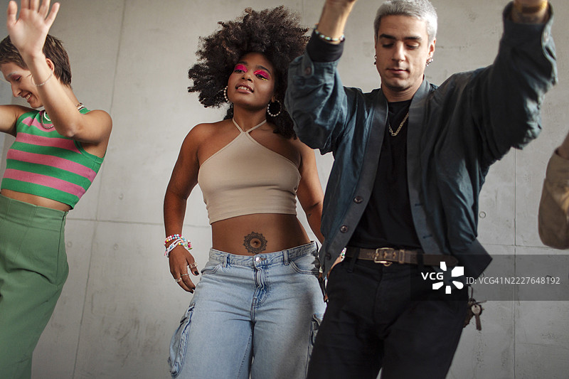 时尚的朋友们在跳舞图片素材
