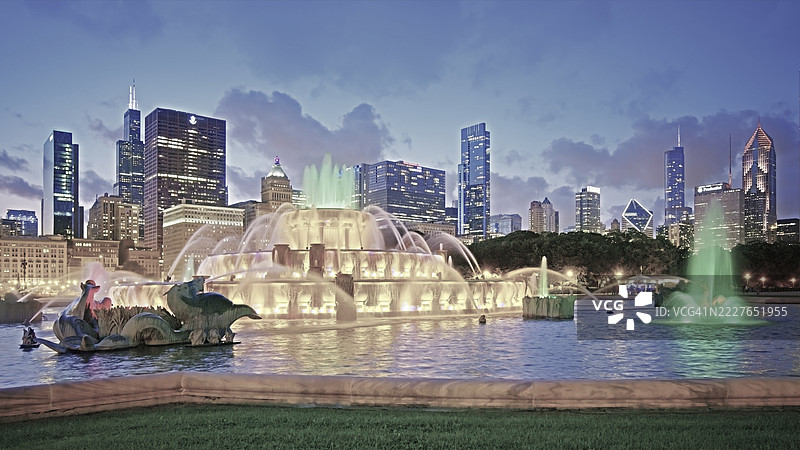 芝加哥的白金汉喷泉和金融区图片素材