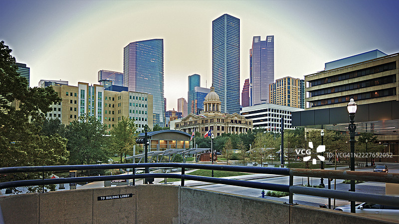 历史政府大楼被现代摩天大楼环绕，德克萨斯州休斯顿，美国图片素材