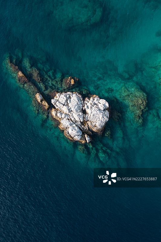 从上方俯瞰希腊心形岩石礁的无人机图像图片素材