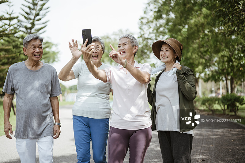 健康生活与持久的纽带：老年人在锻炼后分享欢笑和自拍图片素材