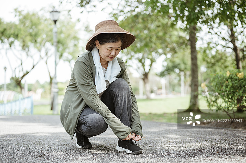 积极退休：亚洲老年女性准备出门散步。图片素材