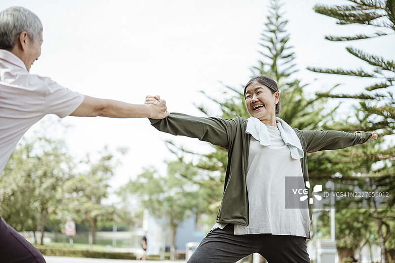 健康生活方式 – 老年女性在公园锻炼图片素材