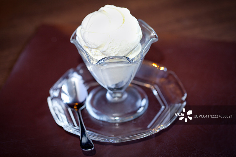 椰子冰淇淋盛在透明玻璃杯中，突显其顺滑的质地，令人想起清爽的夏季甜点。图片素材