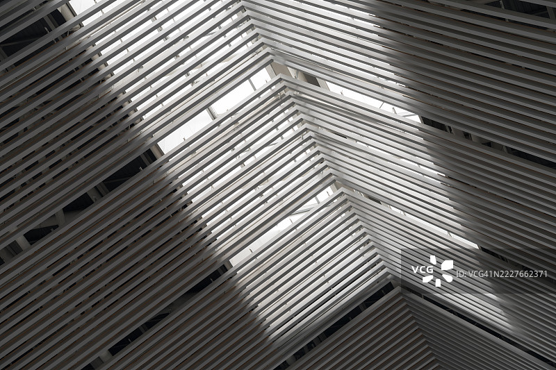 现代建筑天花板，具有对称线条和几何图案图片素材