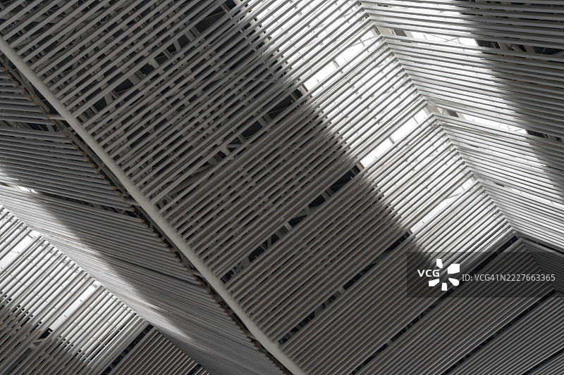 现代建筑天花板，具有对称线条和几何图案图片素材