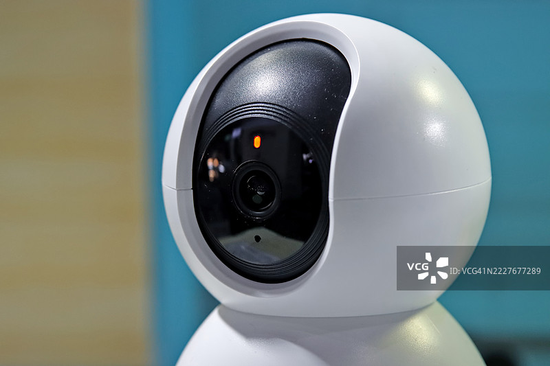 家庭安全哨兵。现代球形IP摄像头，带状态指示灯图片素材